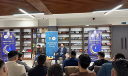 Arınç, Manisalı gençlerle kütüphanede buluştu