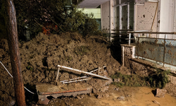 Turgutlu’da sağanak yağış heyelana neden oldu: Bir sitenin istinat duvarı çöktü
