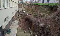 Lise bahçesinde istinat duvarı çöktü