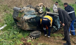 Salihli–Alaşehir yolunda otomobil tarlaya uçtu: 2 yaralı