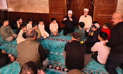 Teravih namazına gelen çocuklar Manisa’da hediyelerle sevindirildi