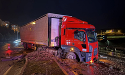 Manisa’da kaygan yol kabusu: Tır refüje çıktı