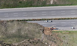 Manisa’da heyelan sonrası otoyolda yoğun mesai