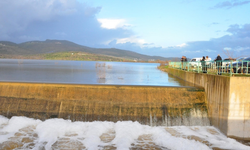 Manisa’da Bağyolu Barajı ilk kez taştı: Vatandaşlar izlemeye koştu