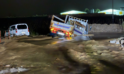 Manisa’da sağanak dereyi taşırdı: Mahsur kalan iki araç kurtarıldı