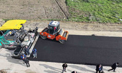 Manisa’da yeni asfalt tesisinin ilk üretimi Hacıbektaşlı’da yollara serildi