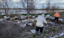 Salihli’de Gediz Nehri taştı: 103 arı kovanı sele kapıldı
