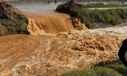 Salihli’de Gediz Nehri taştı: Mahsur kalanlar traktörlerle tahliye edildi