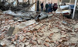 Sarıgöl’de sağanak yağış metruk binayı yıktı