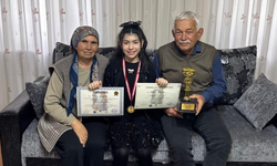 Minik piyanistten bayramda büyük gurur