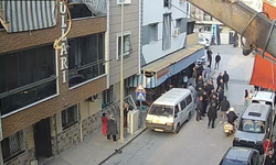 Direksiyonu kırdı, otomobil bakkala girdi