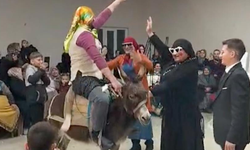 Gördes’te damat eğlencesi farklı boyut kazandı: Eşekle salona giren sağdıç misafirlerin üzerine düştü