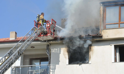 Manisa Salihli’de 4 katlı binada yangın: Çatı katına sıçrayan alevler 3 saatte söndürüldü