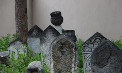 Manisa’da tarihi hazireye saygısızlık: Mezar taşları tahrip edildi