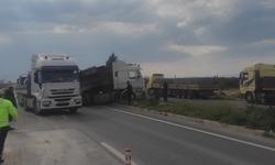 Salihli'de tır ve kamyon çarpıştı: 2 sürücü yaralandı