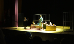 Turgutlu’da sahnelenen Aşk-ı Müebbet oyunu izleyiciden tam not aldı