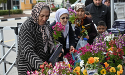 Manisa Büyükşehir'den bayram öncesi mezarlıklarda 20 bin çiçek ve Yasin-i Şerif dağıtıldı