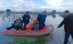 Gediz Nehri taştı: Selde mahsur kalan 10 kişi AFAD ekiplerince botla kurtarıldı