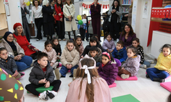 Yunusemre’de çocuklar kütüphanede hem okudu hem sahneye çıktı