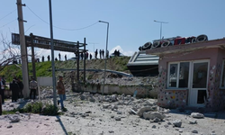 Sarıgöl’de kontrolden çıkan tır okul bahçesine girdi: 1 yaralı