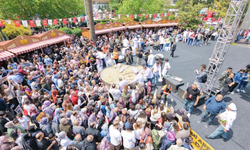 Mesir Festivali’nde 2 tonluk bahar pilavı vatandaşlara ikram edildi