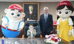 Turgutlu’da 23 Nisan coşkusu: Başkanlık koltuğu minik öğrenciye devredildi