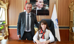 Yunusemre’de 23 Nisan geleneği: Başkan Semih Balaban koltuğunu çocuklara devretti