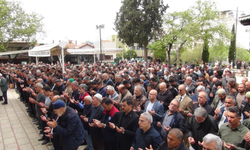 Manisalılar okul saldırısında hayatını kaybedenler için gıyabi cenaze namazında buluştu