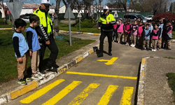 Minikler trafik kurallarını uygulamalı öğrendi