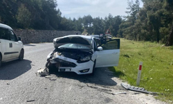 Salihli’de virajda iki otomobil çarpıştı: 4 kişi yaralandı