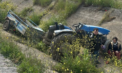 Turgutlu'da feci kaza: Ön lastiği fırlayan traktör takla attı, 2 yaralı