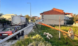 Manisa Kula’da TIR kablolara takıldı: Telefon direkleri yola devrildi