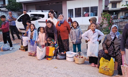 Manisa’da gönülleri ısıtan asırlık gelenek: Çocuklar cami önünde sıraya dizildi