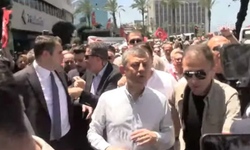 Özgür Özel İzmir’de: Cumhuriyet Meydanı tartışmasının ardından Gündoğdu’ya yürüyüş başladı
