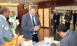 Yunusemre’de halk ozanı Erol Akar’a imza desteği