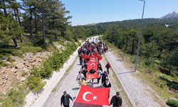 Spil Dağı’nda öğrencilerden anlamlı ay yıldızlı yürüyüş