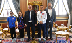 Başkan Balaban şampiyon sporcuları makamda ağırlandı