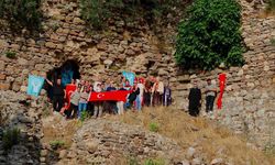 Manisa’da kültür gezisi: Yoğurtçu Kale’nin tarihi mirası katılımcılara anlatıldı