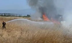 Turgutlu’da faciadan dönüldü! Hurdalık yangını iş yerlerine sıçramadan söndürüldü