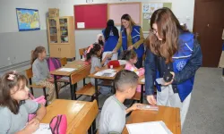 Gönüllü gençlerden minik öğrencilere yeni eğitim yılı sürprizi
