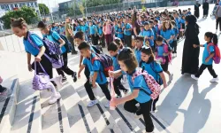 Manisa’da yeni eğitim yılı kortej yürüyüşüyle başladı: 270 bin öğrenci ders başı yaptı