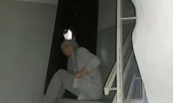 Manisa'da komşusunun kapısını matkapla kıran kadın gözaltına alındı