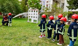 Yunusemre'de çocuklara itfaiye farkındalığı: Minikler yangın simülasyonuna katıldı