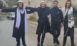 İzmir’de Netanyahu karşıtı grup sokakta kutlama yaptı