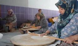 Manisa’da 50 yıllık Ramazan geleneği: Yufkalar odun ateşinde pişirildi