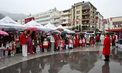 Manisa’da çocuklardan anlamlı Cumhuriyet kutlaması! Tarihi manşetleri dağıttılar