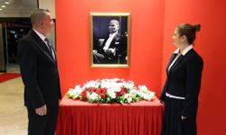 Manisa’da Cumhuriyet Balosu’nda vals ve zeybek coşkusu