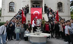 Manisa’da 98 yıllık Cumhuriyet geleneği! Tarihi fotoğraf aynı yerde yeniden çekildi