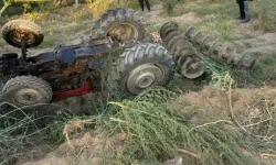 Alaşehir’de traktör devrildi: 2 çocuk babası çiftçi hayatını kaybetti