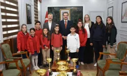 Salihli’nin şampiyon satranççıları kupalarıyla Kaymakam Güldoğan’ı ziyaret etti